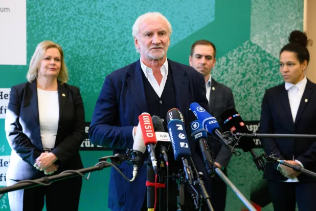 رودي فولر خلال حديثه لوسائل الإعلام (د.ب.أ)