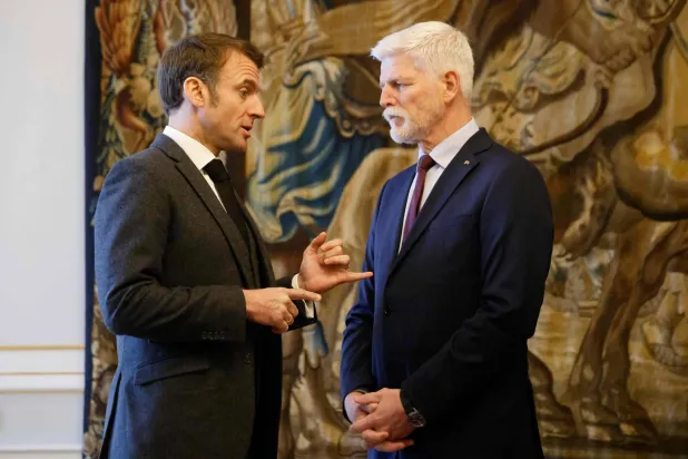 ماكرون وبافيل في حديث منفرد الاثنين في القصر الرئاسي التشيكي (أ.ف.ب)