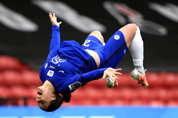 الأسترالية سام كير نجمة تشيلسي للسيدات في لقطة بهلوانية بعد تسجيلها أحد الأهداف (الشرق الأوسط)