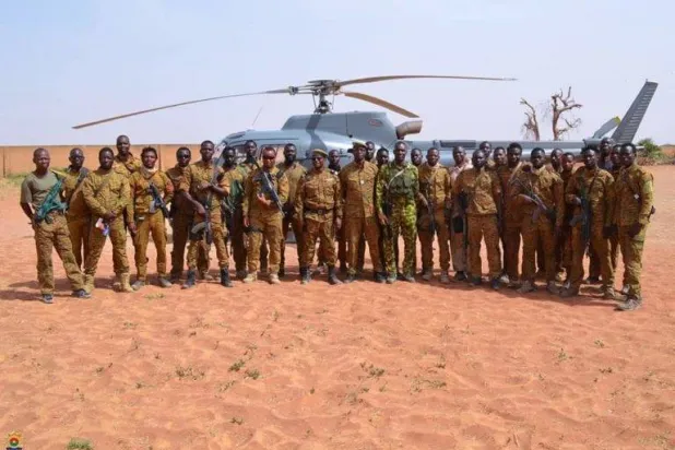 أرشيفية لقادة من بوركينا فاسو مع جنود في قرى محاذية لمالي حيث تدور معارك ضد الإرهابيين 