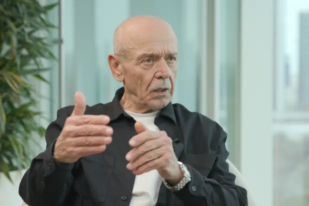 ياسر عبد ربه خلال المقابلة مع «الشرق الأوسط»