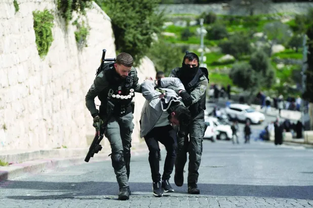 شرطة الحدود الإسرائيلية تعتقل رجلاً فلسطينياً قبل صلاة الجمعة في المسجد الأقصى... الجمعة الماضي (أ.ب)