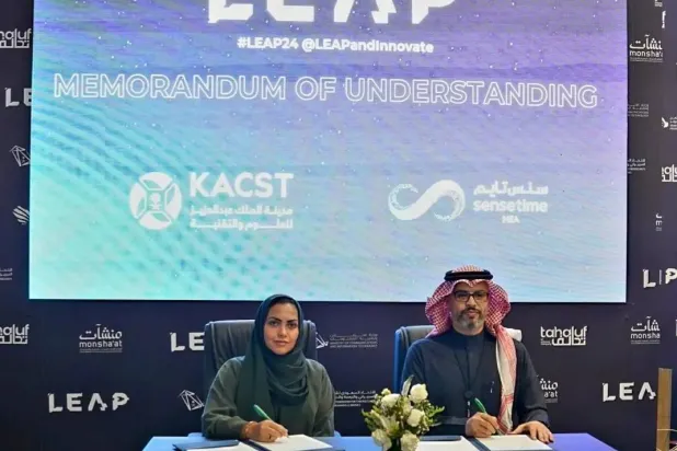 تمثلت الشراكة الثالثة مع «ستالرويف» التقنية في تصميم الرقائق الإلكترونية (واس)