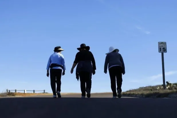 المشي قد يقلل من خطر الإصابة بأمراض القلب والأوعية الدموية (رويترز)