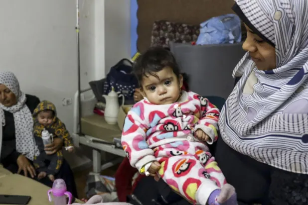 الظروف المتدهورة في غزة بثت الخوف في قلوب النساء الحوامل ووضع الأمهات أمام تحديات صارخة (أ.ف.ب)