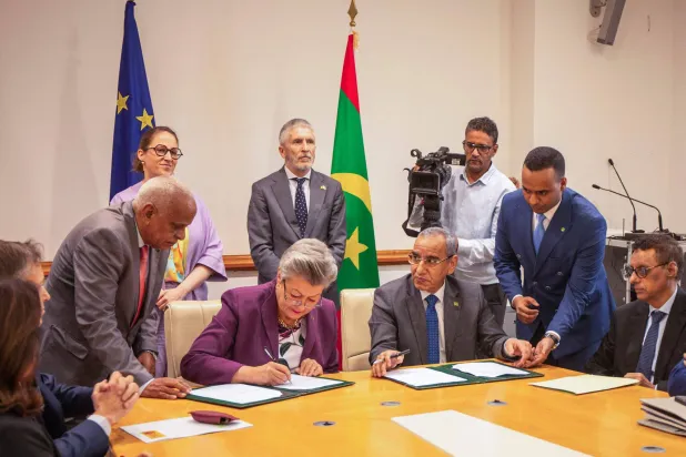 موريتانيا والاتحاد الأوروبي خلال التوقيع على الإعلان للتعاون المشترك في محاربة الهجرة السرية (أ.ف.ب)
