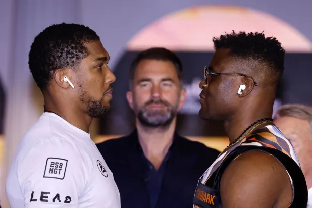 اليوم.. جوشوا وانغانو وجها لوجه على حلبة المملكة أرينا (رويترز)