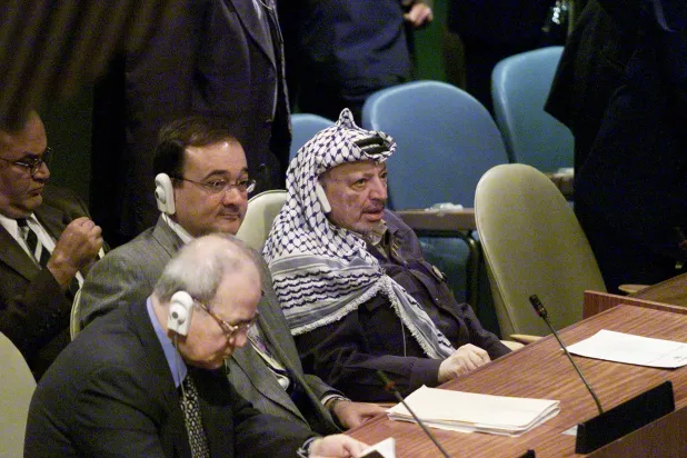 عرفات ينتظر كلمة جورج بوش الابن أمام أول جمعية عامة للأمم المتحدة بعد 11 سبتمبر (غيتي)