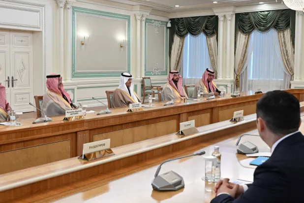 الأمير عبد العزيز بن سلمان والوفد السعودي المرافق له خلال مراسم التوقيع مع ممثلي الجانب الكازاخستاني (الشرق الأوسط)