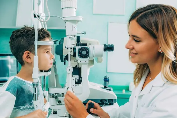 طفل يخضع لفحص العين (جمعية البصريات الأميركية)