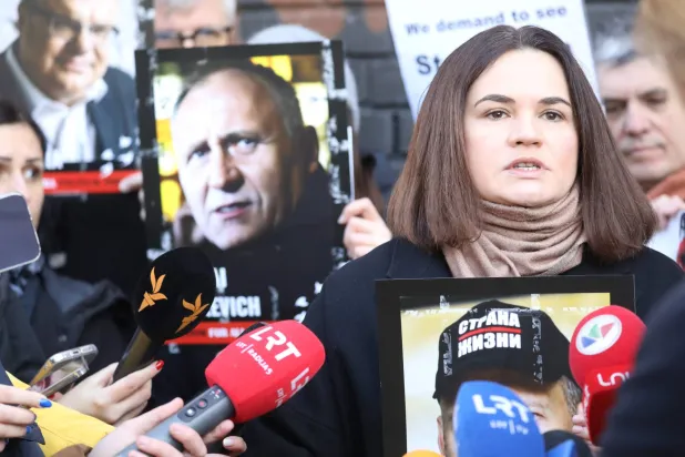 زعيمة المعارضة البيلاروسية سفيتلانا تيخانوفسكايا تحمل صورة زوجها سيرغي تيخانوفسكي خلال حديثها مع الصحافيين في فيلنيوس (أ.ف.ب)