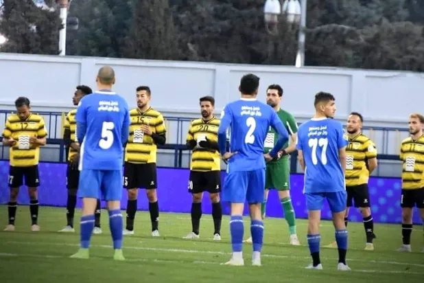 لحظة إيقاف مباراة الحسين والرمثا حداداً على وفاة المشجع (أبو يارا) في الدوري الأردني (الشرق الأوسط)