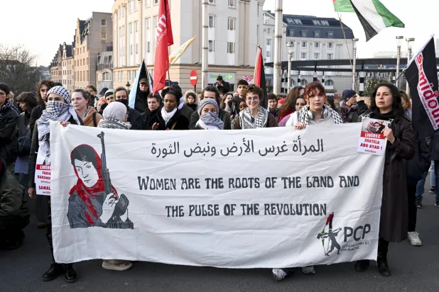 مظاهرة نسوية في بروكسل أمس بمناسبة يوم المرأة العالمي (إ.ب.أ)