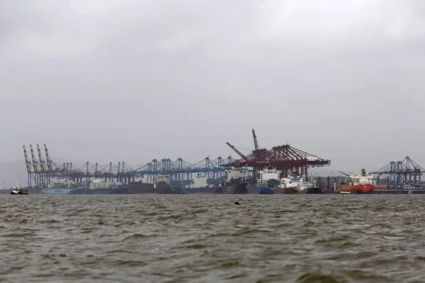 منظر عام لميناء جواهر لال نهرو في مومباي (رويترز)