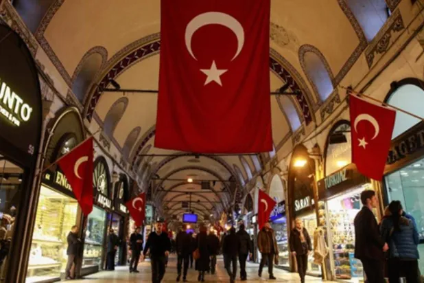 أعلام تركيا تزين أحد الشوارع التجارية في أنقرة (رويترز)