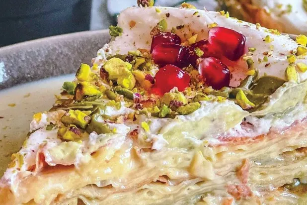 فطيرة «تريس ليتشي» بالفستق والحليب للشيف رامي سليمان