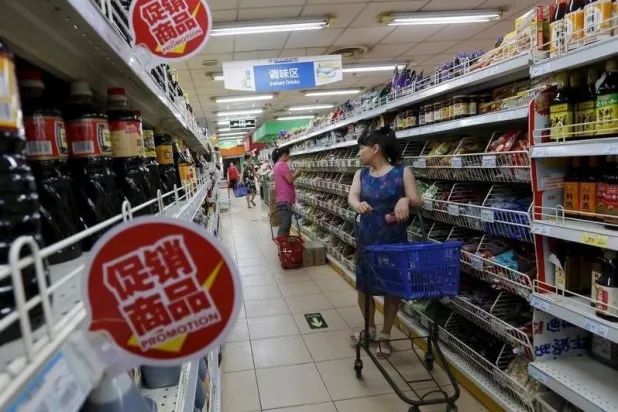 امرأة تتسوق في متجر ببكين (رويترز)