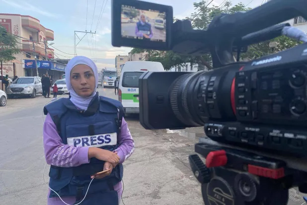 نور السورکی در حال تهيه گزارش خبری  در غزه (الشرق الاوسط)