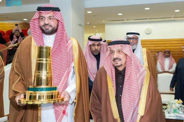 أمير الرياض لدى تتويجه الأمير فهد بن خالد بن سلطان «كأس المؤسس» للإنتاج المحلي (واس)