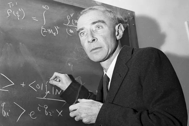 روبرت أوبنهايمر مخترع القنبلة الذرية (أ.ب)