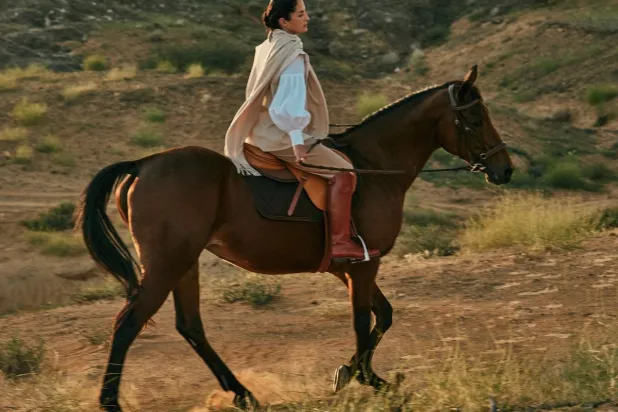 كاورلينا أدريانا هيريرا في إحدى رحلاتها إلى منطقة الشرق الأوسط (كارولينا هيريرا)