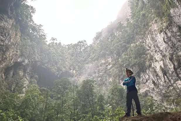 المستكشف السعودي بدر الشيباني يستكشف أعمق كهف في العالم الواقع في فيتنام (خاص لـ«الشرق الأوسط»)