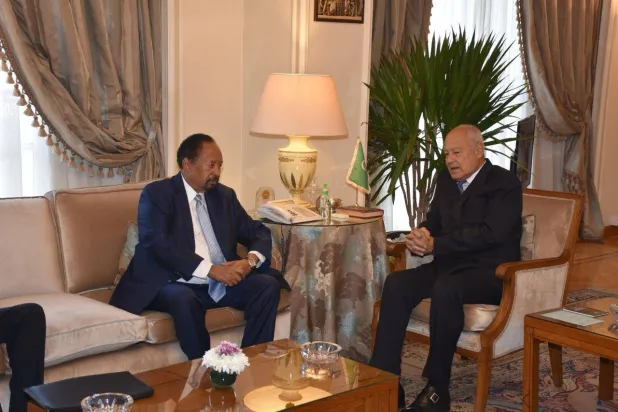 أبو الغيط خلال استقباله حمدوك (الجامعة العربية)