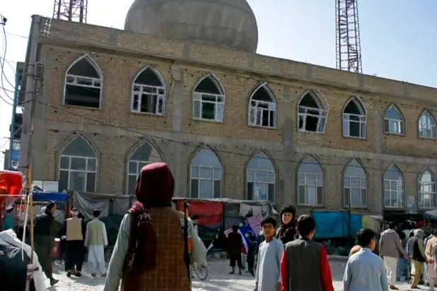 أحد عناصر حركة طالبان يقف حارسا خارج مسجد في مزار الشريف المدينة ذات الأغلبية الطاجيكية في الشمال الأفغاني (متداولة - أرشيفية)