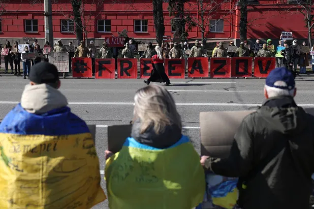 أقارب أسرى أوكرانيين من «كتيبة آزوف» خلال تجمع وسط كييف الأحد للمطالبة بتبادلهم مع سجناء روس (أ.ف.ب)