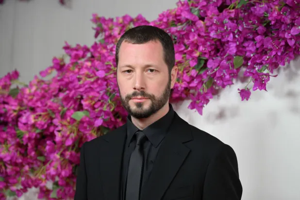 المخرج الأوكراني مستيسلاف تشيرنوف خلال وجوده في حفل الأوسكار السادس والتسعين في لوس أنجليس أمس (د.ب.أ)