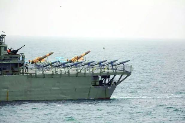 سفينة حربية للجيش الإيراني على متنها مسيّرات خلال تدريبات بالمحيط الهندي في يوليو 2022 (أ.ف.ب)