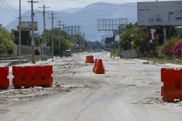 طريق محاذية لمجمع السفارة الأميركية في بورت أو برنس (أ.ب)