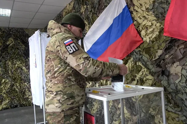 صورة نشرتها وزارة الدفاع الروسية الاثنين لجندي يصوت في زابوريجيا أثناء التصويت المبكر لانتخابات الرئاسة الروسية (أ.ب)
