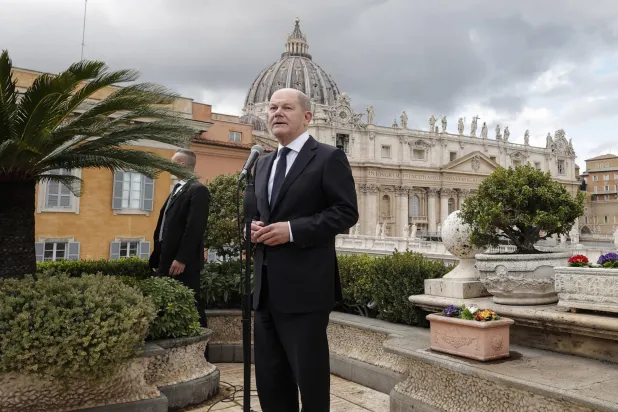 المستشار الألماني أولاف شولتس متحدثاً إلى وسائل الإعلام بعد لقائه البابا فرنسيس في روما بإيطاليا، في 2 مارس 2024 (إ.ب.أ)