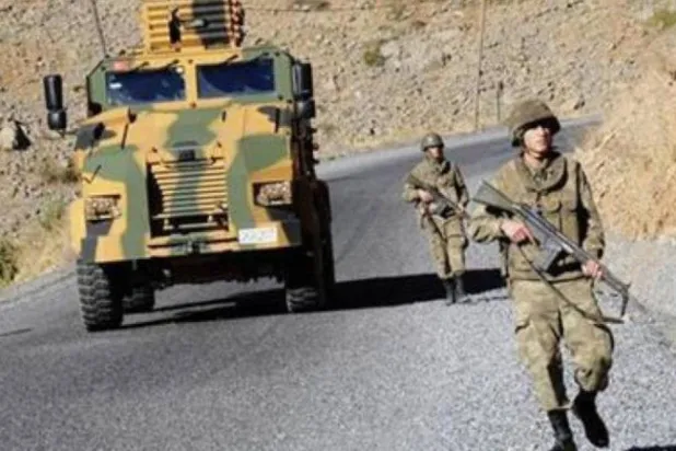 جنود أتراك يقومون بدورية قرب الحدود التركية - العراقية (أرشيف - رويترز)