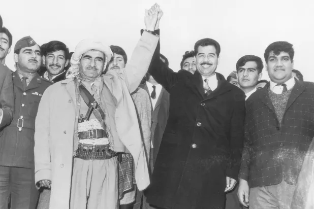 صدام مع الزعيم الكردي الملا مصطفى بارزاني (غيتي)