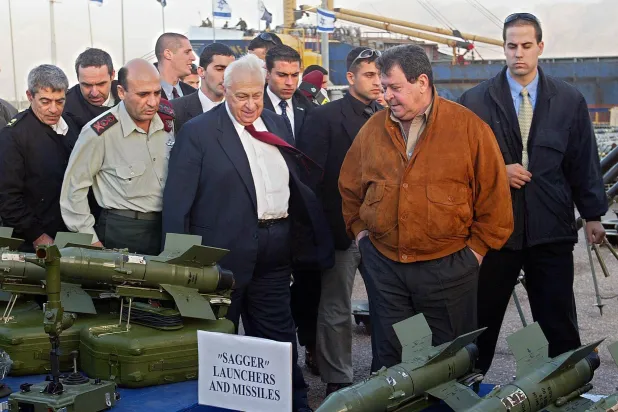 شارون، وزیر دفاعش، بنیامین بن الیعزر و رئیس سابق ستاد ارتش شائول موفاز، در حال بررسى تسلیحات  کشتی "کارن آ" (AFP) 