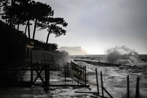 تُظهر هذه الصورة التي تم التقاطها في لا تيست دو بوش بجنوب غربي فرنسا في 11 مارس 2024 موجات تتكسر على الشاطئ أثناء المد العالي (أ.ف.ب)