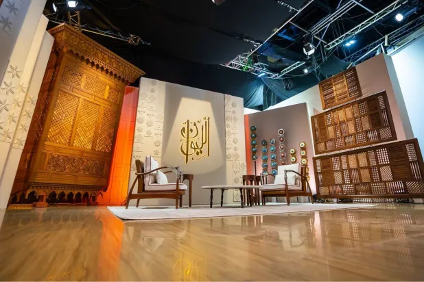 تمكّن 21 طالباً وطالبة و12 حرفياً وحرفية سعوديين من تنفيذ استوديو البرنامج (وِرث)