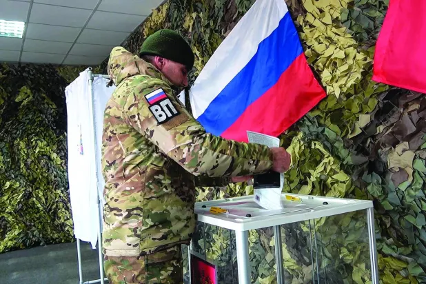 
صورة نشرتها وزارة الدفاع الروسية أمس لجندي يقترع في زابوريجيا أثناء التصويت المبكر لانتخابات الرئاسة الروسية (أ.ب)