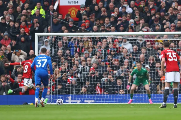 فرنانديز(يسار) يسجل من ركلة الجزاء هدف يوانيتد الأول في شباك إيفرتون (رويترز)