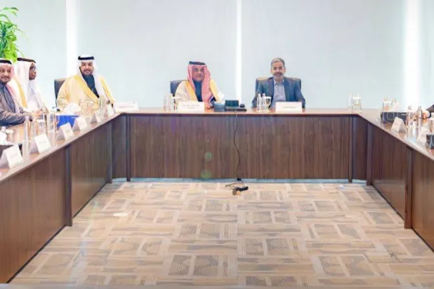 خلال اجتماع نائب وزير الصناعة والثروة المعدنية لشؤون الصناعة مع مسؤولي «أرامكو» السعودية (حساب الوزارة على منصة «إكس»)