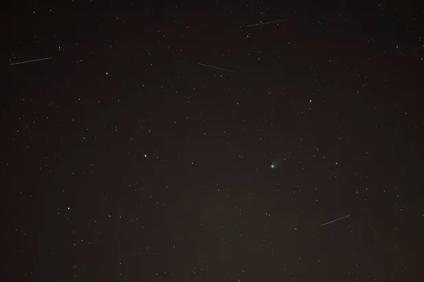 المذنب «12P/Pons-Brooks» يظهر محاطاً بمسارات الأقمار الاصطناعية (رويترز)