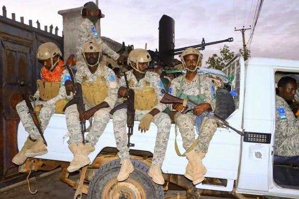 أفراد من قوة شرطة بونتلاند البحرية يركبون شاحنة صغيرة في غاروي بولاية بونتلاند الصومالية (د.ب.أ)