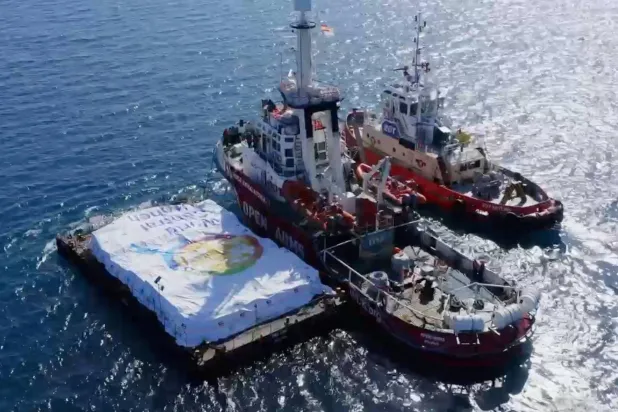 خلال إبحار سفينة مساعدات من قبرص لإيصال المساعدات إلى سكان قطاع غزة 12 مارس 2024 (رويترز)