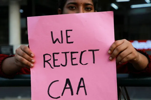 هندية تشارك في احتجاج ضد قانون الجنسية الجديد في كوتشي الثلاثاء (رويترز)