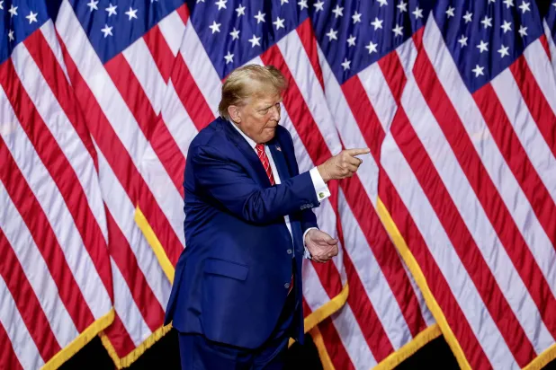 الرئيس السابق والمرشح الجمهوري الأوفر حظاً دونالد ترمب في احتفال انتخابي بولاية جورجيا قبل يومين (إ.ب.أ)