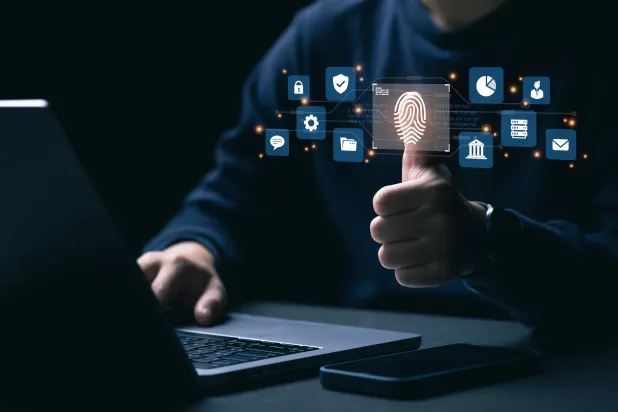 تطبيقات المراسلة ومنصات الذكاء الاصطناعي والتواصل الاجتماعي وتداول العملات المشفرة هي استغلال من المحتالين (شاترستوك)