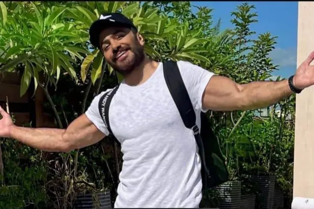 تامر حسني يقدم إعلاناً لإحدى الشركات العالمية (حسابه على فيسبوك)