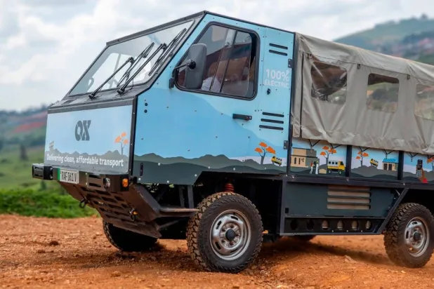 عربات كهربائية تُشحن قِطعاً وتُجمّع في موقع استخدامها